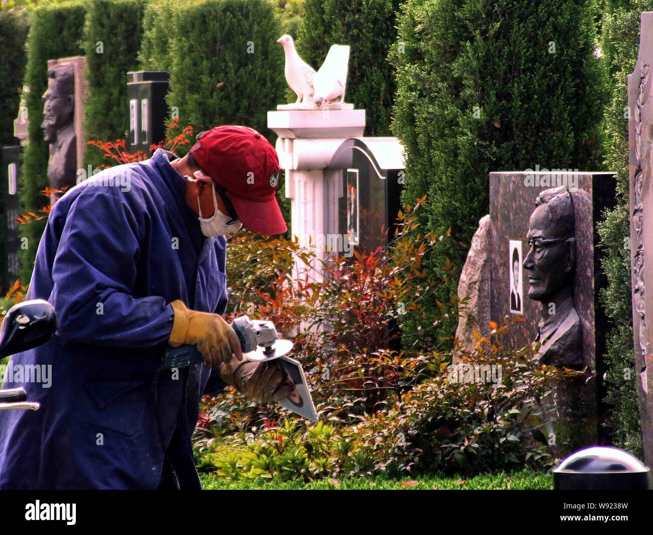 ---- Ein Arbeitnehmer Reparaturen ein Grab auf einem Friedhof der Fu Shou Yuan Gruppe in Shanghai, China, 29. März 2009. Chinesische Funeral Services Provider Fu Shou Yua Stockfoto