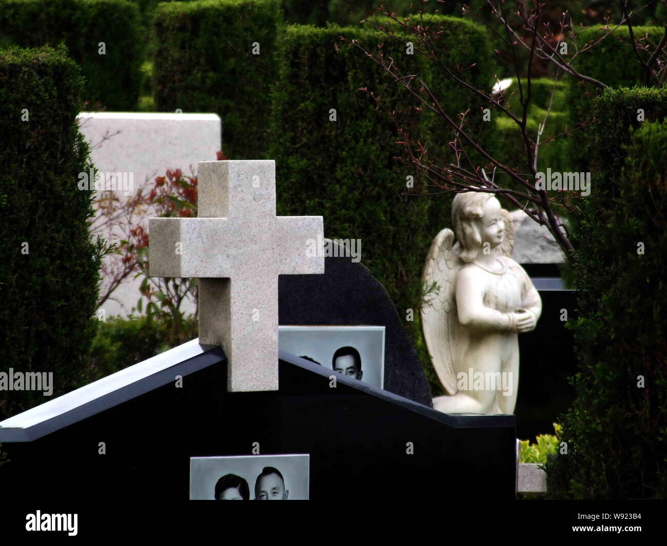 ---- Blick auf die Gräber auf einem Friedhof der Fu Shou Yuan Gruppe in Shanghai, China, 29. März 2009. Chinesische Funeral Services Provider Fu Shou Yuan Gruppe ist Stockfoto