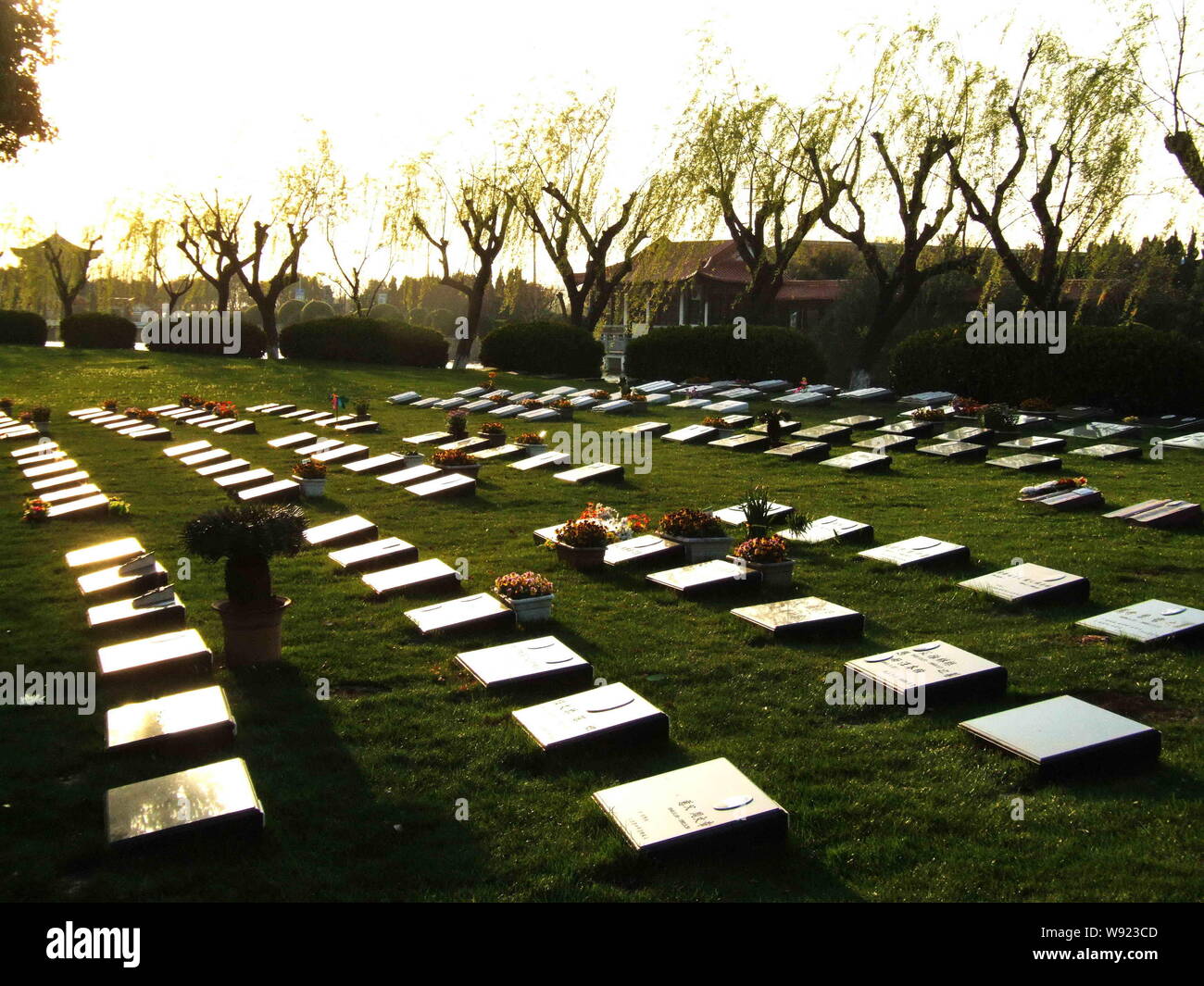 ---- Blick auf die Gräber auf einem Friedhof der Fu Shou Yuan Gruppe in Shanghai, China, 29. März 2009. Chinesische Funeral Services Provider Fu Shou Yuan Gruppe ist Stockfoto