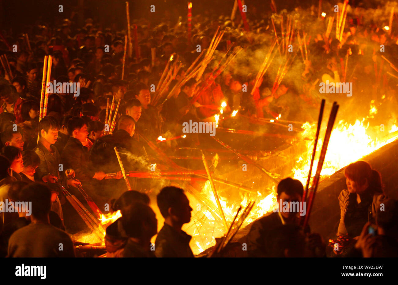 Massen von Menschen Licht Weihrauch am Kaishan Tempel Messe für Segnungen in Fengshan County, Kaishan Stadt, im Südwesten von China Guangxi Zhuang autonomen R Stockfoto