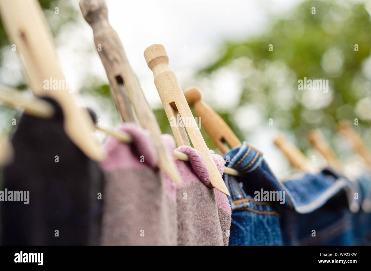 Socken trocknen auf eine Wäscheleine in einem Wohngebiet Garten Stockfoto