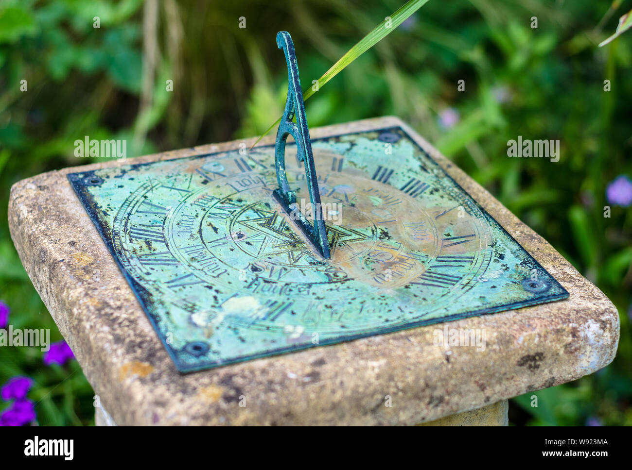 Eine Sonnenuhr im Garten Stockfoto