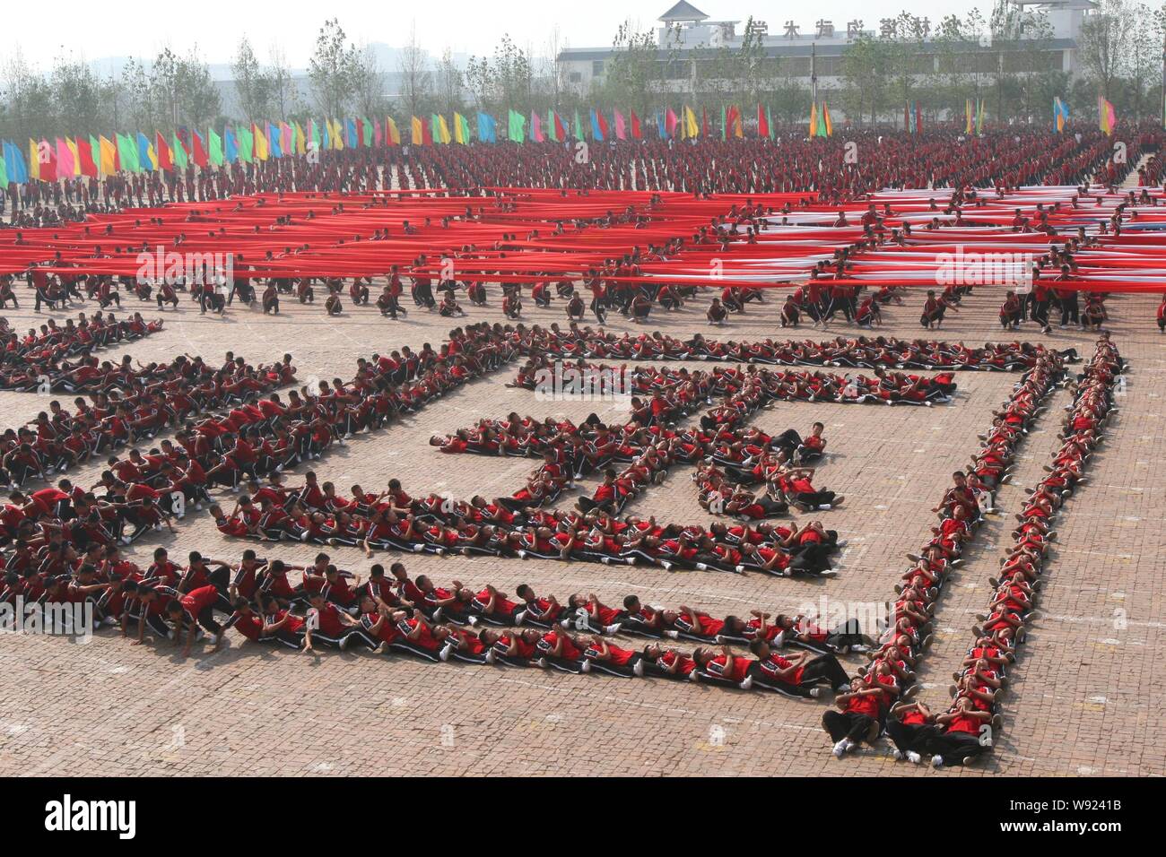 Studenten der Tagou Schule bilden die chinesischen Zeichen Zhong Guo, die China in Englisch während eines Kung Fu Performance in der Nähe des Shaolin Tempel bedeuten Stockfoto