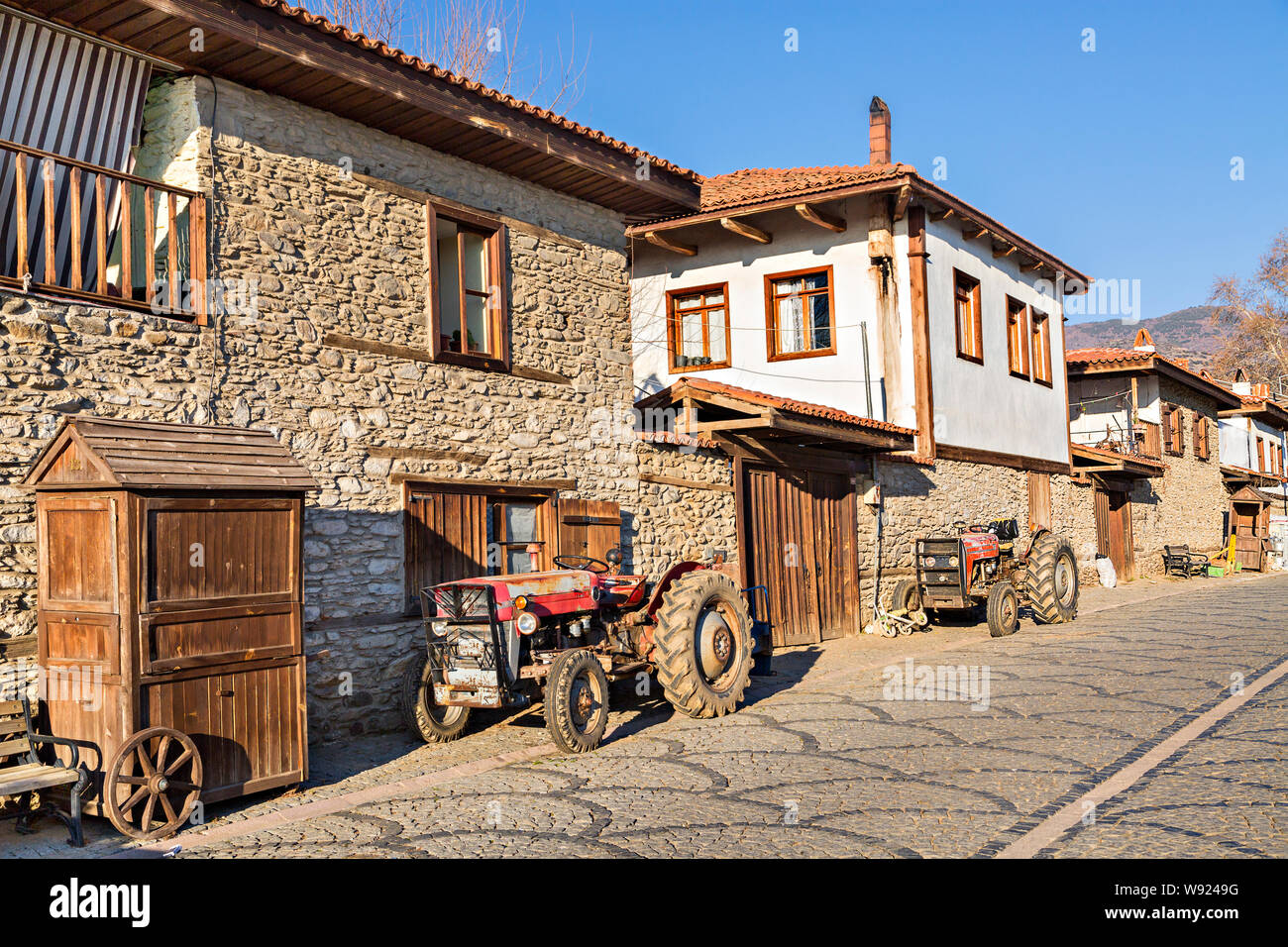 Häuser des Dorfes eine Straße mit Kopfsteinpflaster in Birgi, Izmir, Türkei. Stockfoto