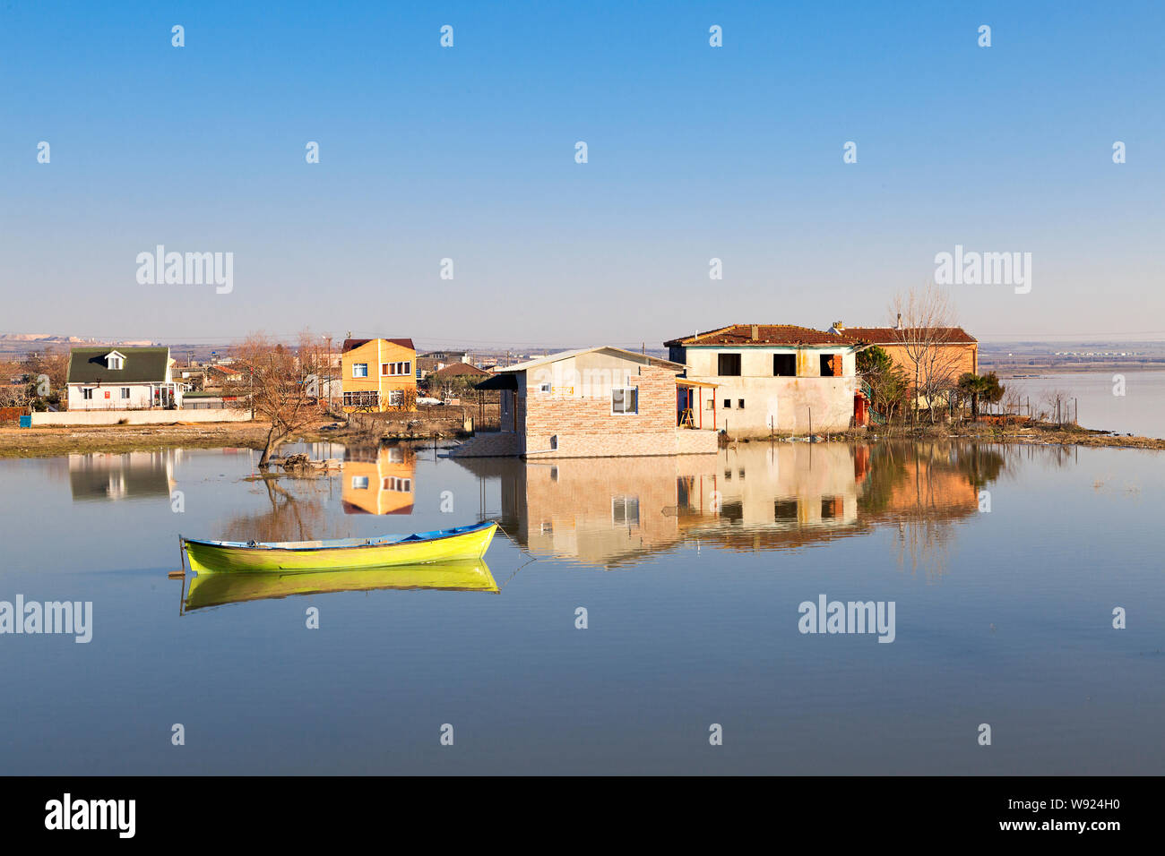 Häuser und Reflexionen in der Stadt Manyas, Bandirma, Türkei. Stockfoto