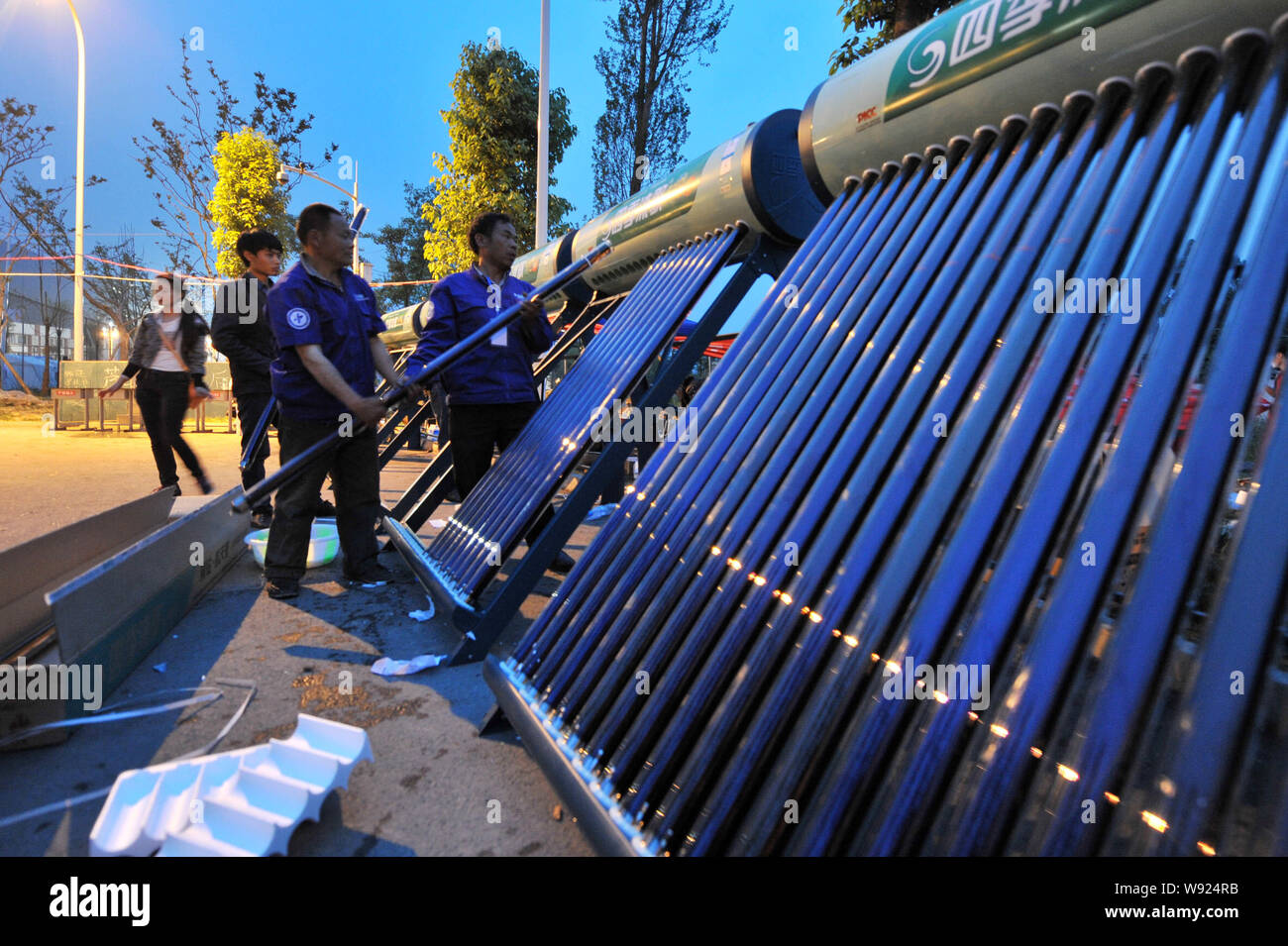 Rettungskräfte, solare Wasser-Heizungen an einem temporären Schutz in Lushan Middle School in der Nähe von dem Erdbeben in Longmen Stadt gesetzt, YaAn Stadt, s Stockfoto
