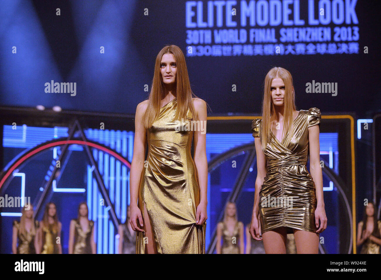 Erster zweiter Alexandra von Monaco, links, und zweiter Zweiter Dalma Baczay von Ungarn, rechts, stellen auf der Welt final der Elite Model 2013 in Sh Suchen Stockfoto