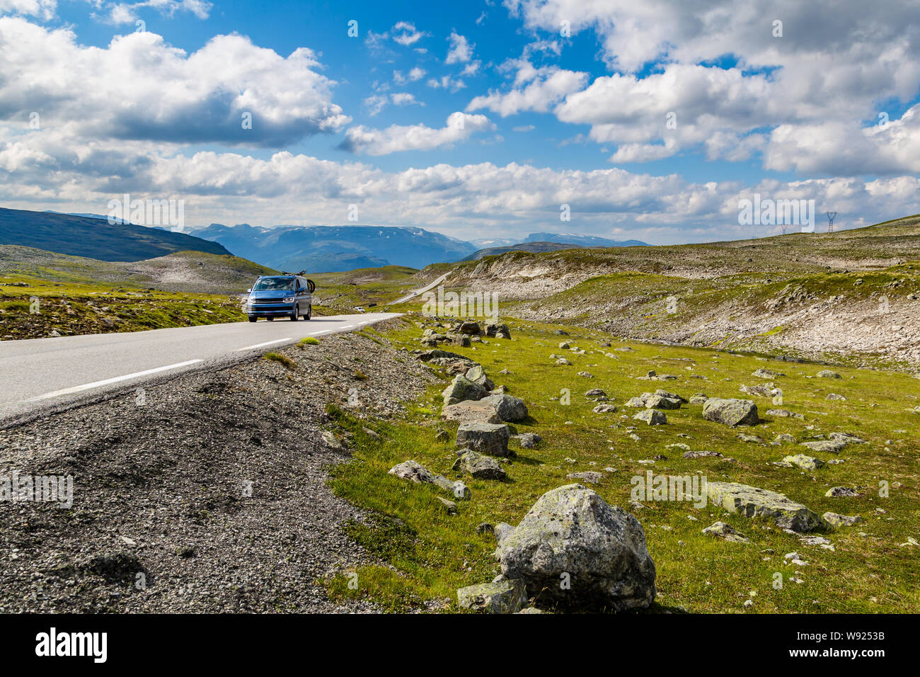 Fahrt entlang der National Scenic route Aurlandsfjellet zwischen Aurland und Laerdal in Norwegen. Stockfoto