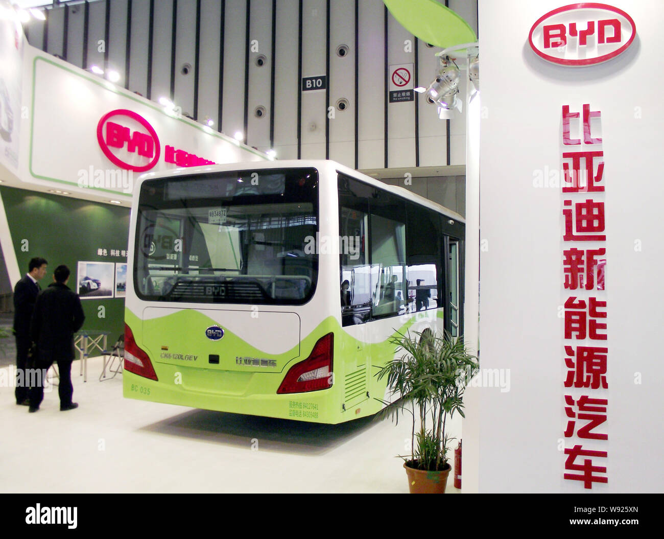 ---- Einen BYD K9 Electric Bus ist während einer Ausstellung in Nanjing city angezeigt, East China Jiangsu Provinz, 28. März 2013. BYD Co., das Warren Bu Stockfoto