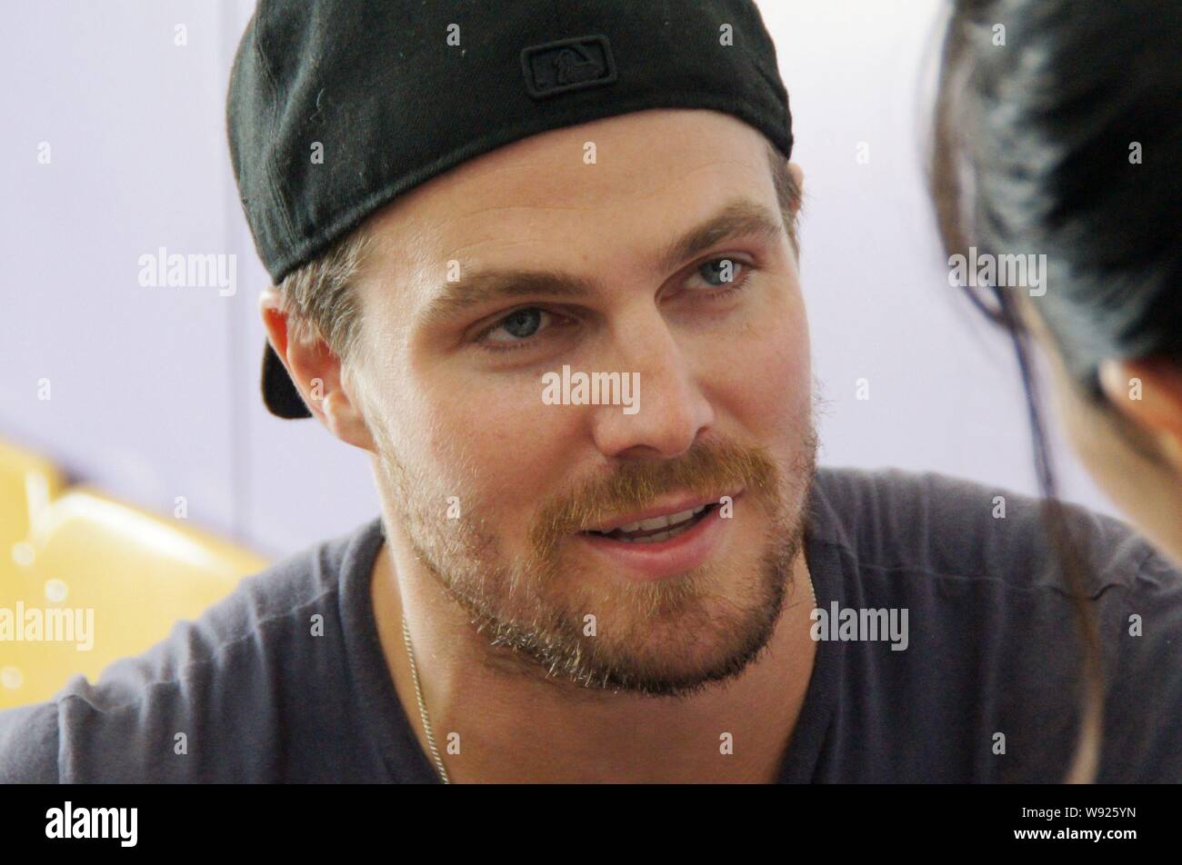 Kanadische Schauspieler Stephen Amell der TV-Serie Pfeil lächelt während einer Wohltätigkeitsveranstaltung in Shanghai, China, 29. Juni 2013. Stockfoto