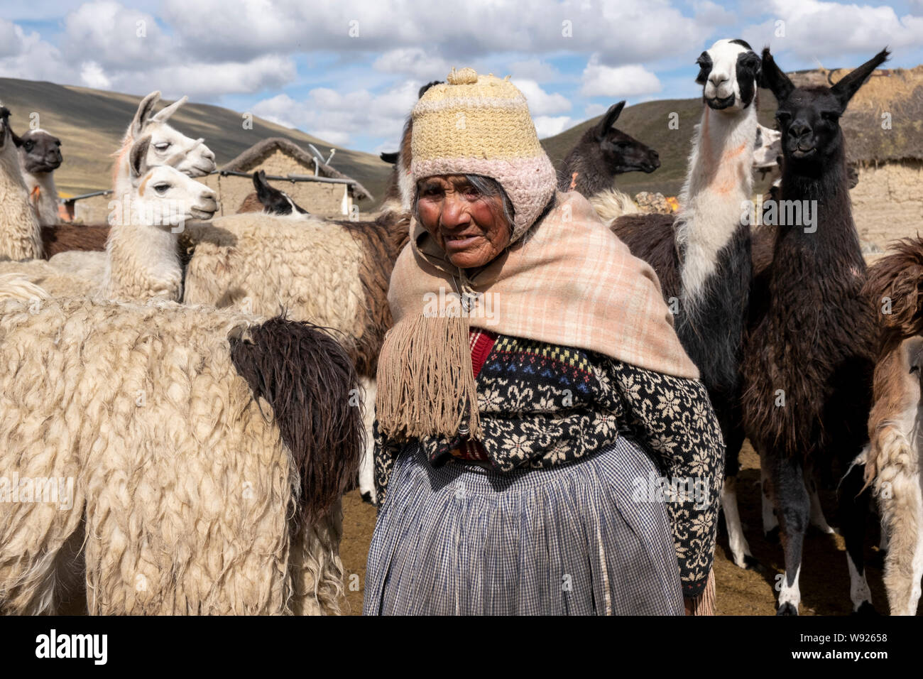 Alte Frau in der Cordillera Real, Bolivien Stockfoto