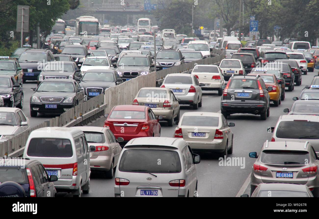 ---- Massen von Autos schieben langsam im Stau auf einer Straße in Peking, China, 28. April 2013. Auf den Spuren von größeren Metropolen Stockfoto