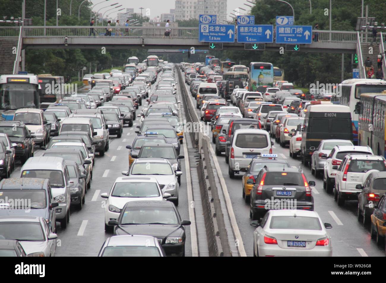 ---- Massen von Autos und Bussen bewegen Sie langsam im Stau auf einer Straße in Peking, China, 9. Juni 2013. Auf den Spuren von größeren Metropoliten Stockfoto