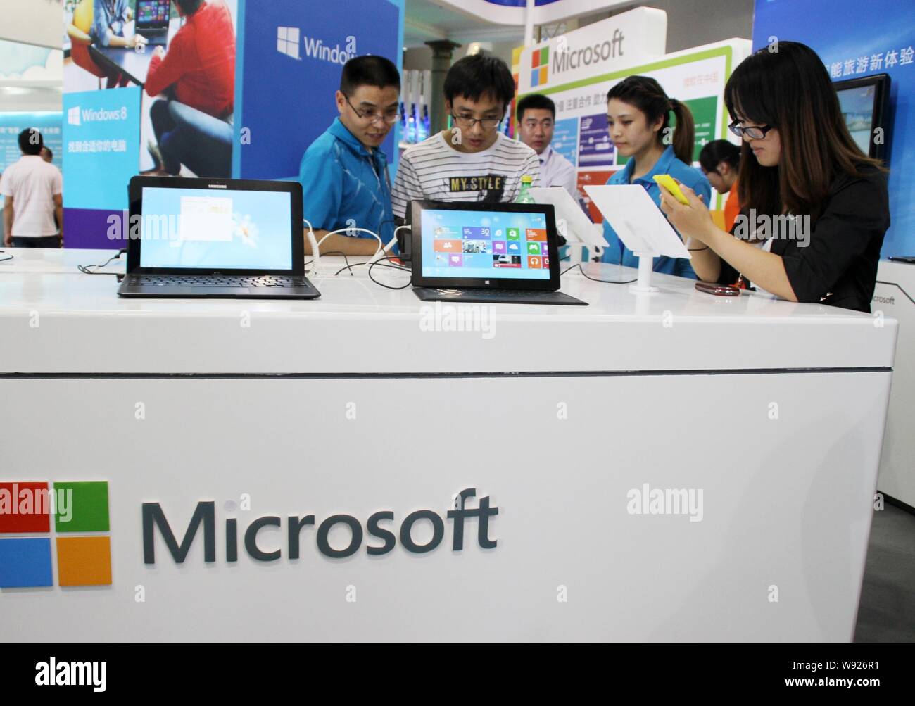 ---- Besucher versuchen Sie das Windows 8 Betriebssystem auf dem Stand von Microsoft während des 17. China International Software Expo in Peking, China, Stockfoto