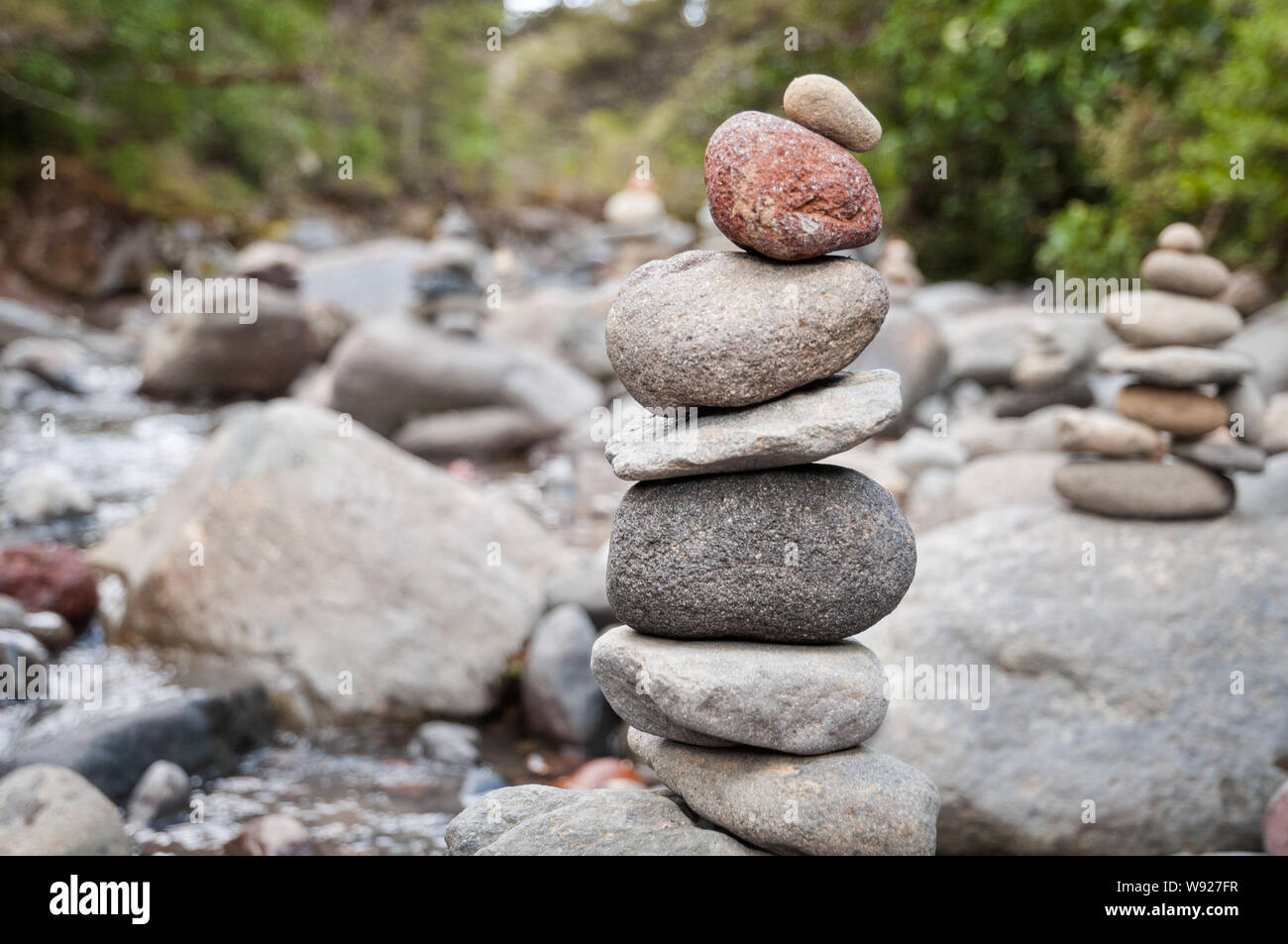 Cairnes der ausgewogenen Steine am Wairere Stream im Tongariro Nationalpark in Neuseeland. Stockfoto