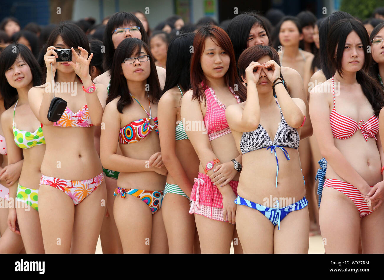 Bikini gekleidete Frauen warten eine menschliche Schlange zu bilden - wie 2013 in Guangzhou Chimelong Water Park City, South China Guangdong Provinz, 5. Mai 2013. Ein Gu Stockfoto