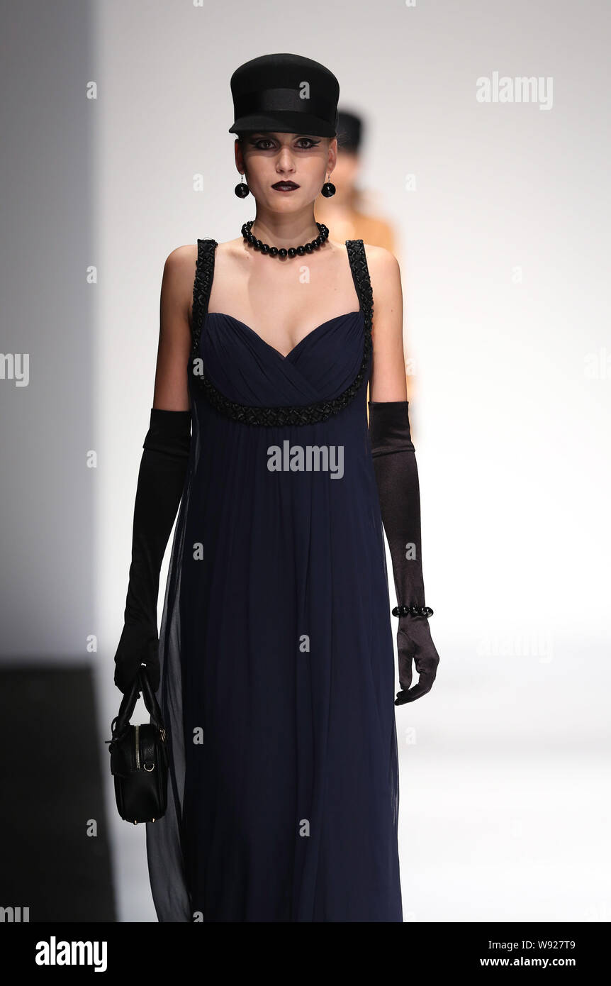 Ein Modell zeigt eine neue Schöpfung von Designer Renato Nucci an