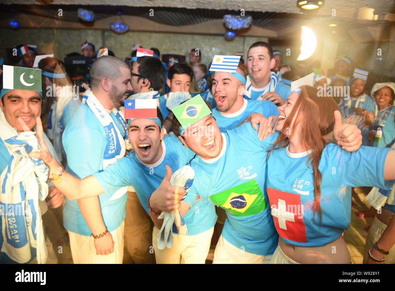 Die Teilnehmer feiern in der Sauna Zimmer während einer Herausforderung, ein Guinness World Record in einem Club in Peking, China, 24. März 2013. Insgesamt 10 Stockfoto