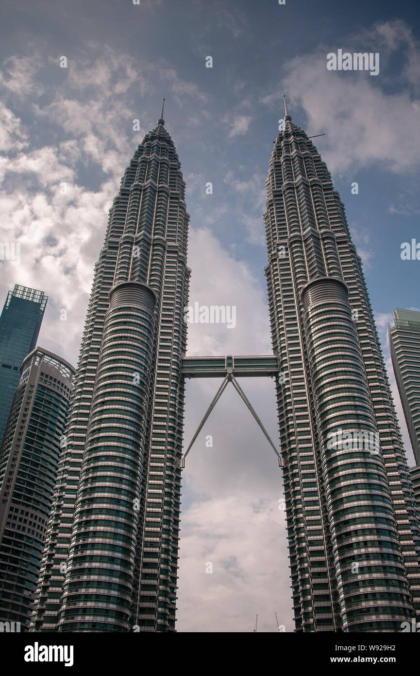 Kuala Lumpur, Malaysia - Juni 2019: Petronas Twin Towers gegen blaue Wolke Himmel Hintergrund Stockfoto