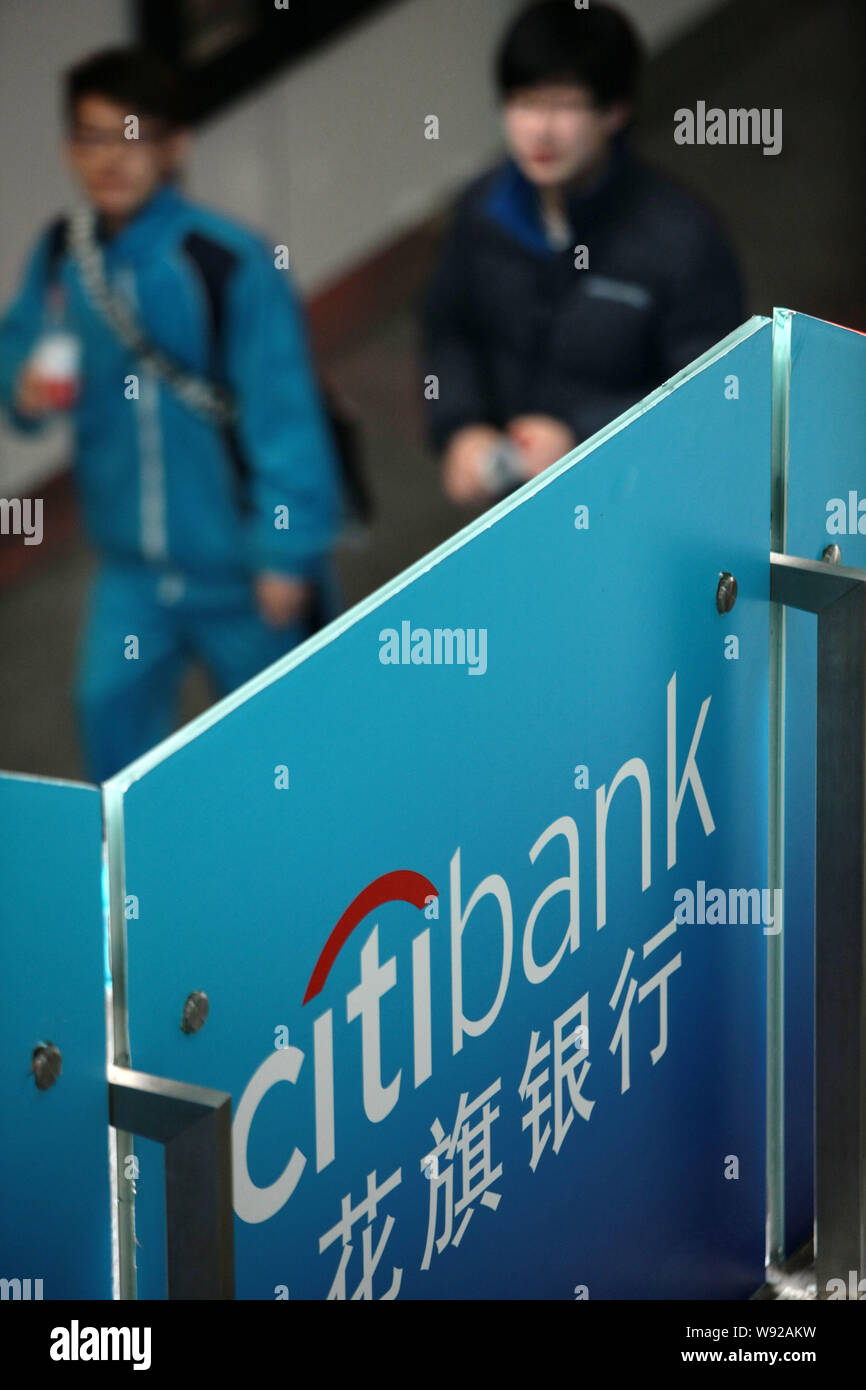 ---- Fußgänger vorbei eine Anzeige der Citibank in Shanghai, China, 7. Dezember 2012. Citibank China berichtete über höhere Gewinne im Vergleich zu i Stockfoto