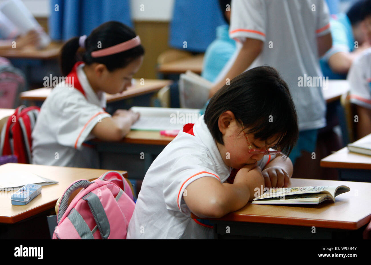 ---- Schüler lesen Bücher bei xiangming Junior Middle School in Shanghai, China, 1. September 2011. Öffentliche Ausgaben für Bildung in China erreicht Stockfoto