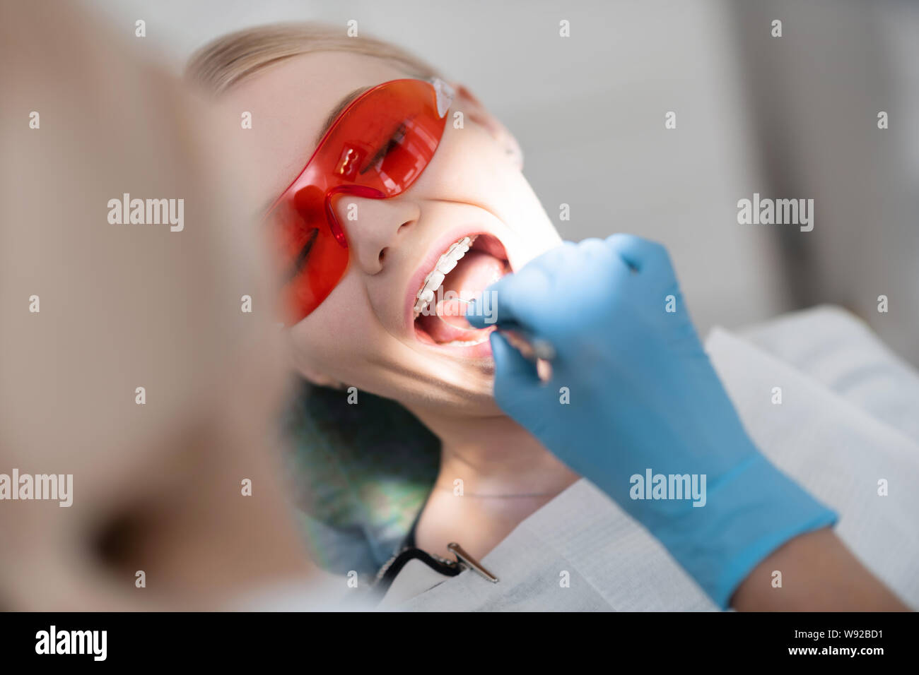 Zahnarzt eng an die Zähne Ihrer Patienten suchen. Stockfoto