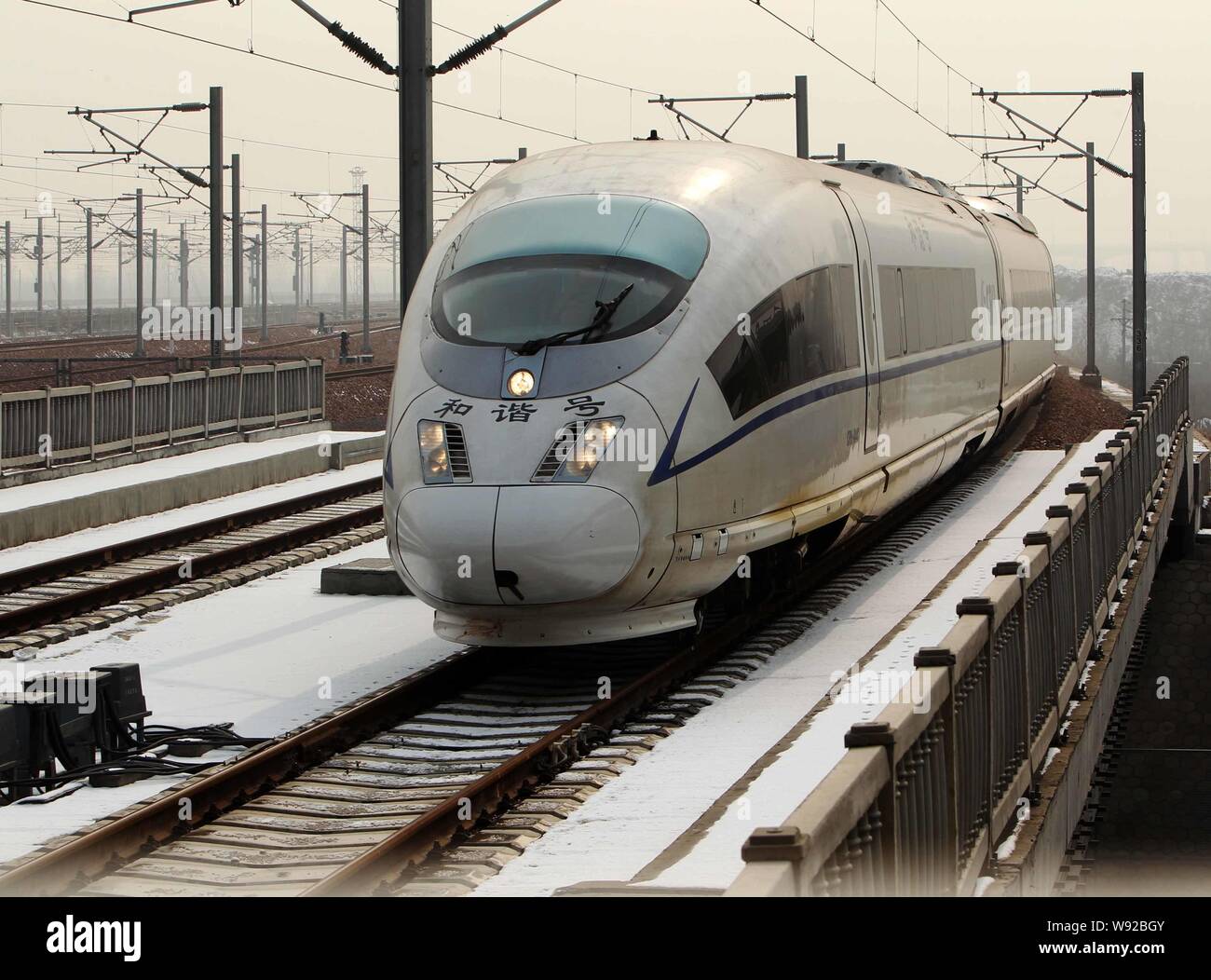 Ein CRH (China Railway High speed) Bullet Zug fährt auf der Beijing-Guangzhou High-speed Railway in China, 22. Dezember 2012. Stockfoto