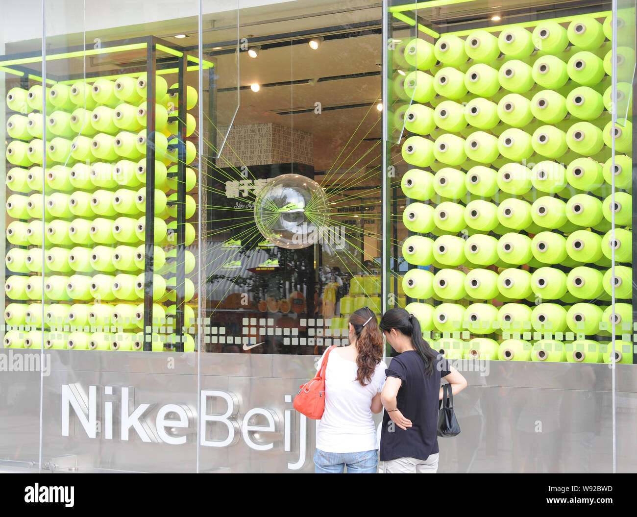 ---- Fußgängerzone an der Flagship Store von Nike an der Wangfujing Einkaufsstraße in Peking, China, 27. August 2012. Nikes Flagship Store in Beij Stockfoto