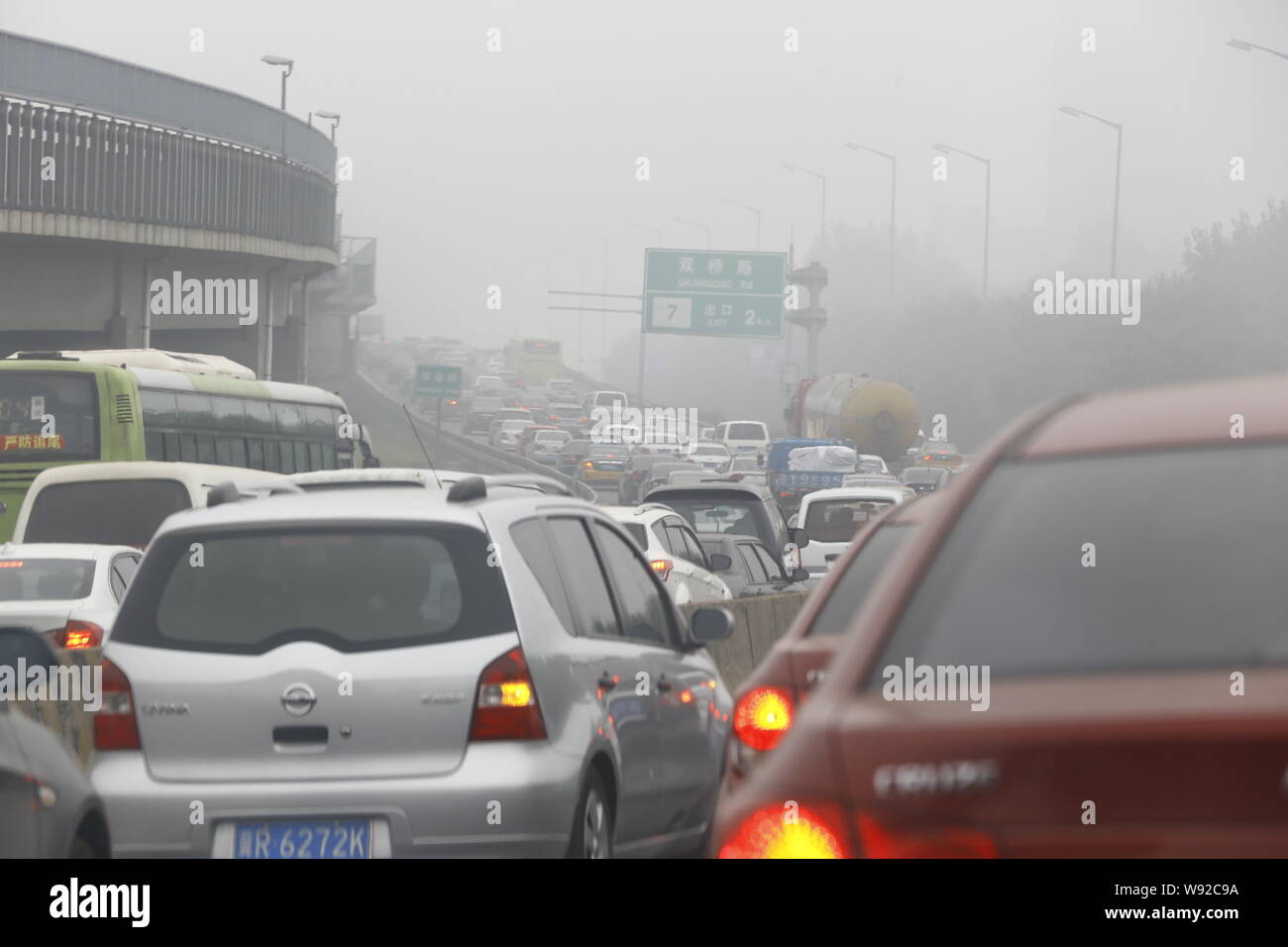 ---- Massen von Fahrzeugen bewegen Sie langsam im Stau auf einer Straße in schweren Smog in Peking, China, 6. Oktober 2013. China, sagte am Montag (14. Oktober 2. Stockfoto