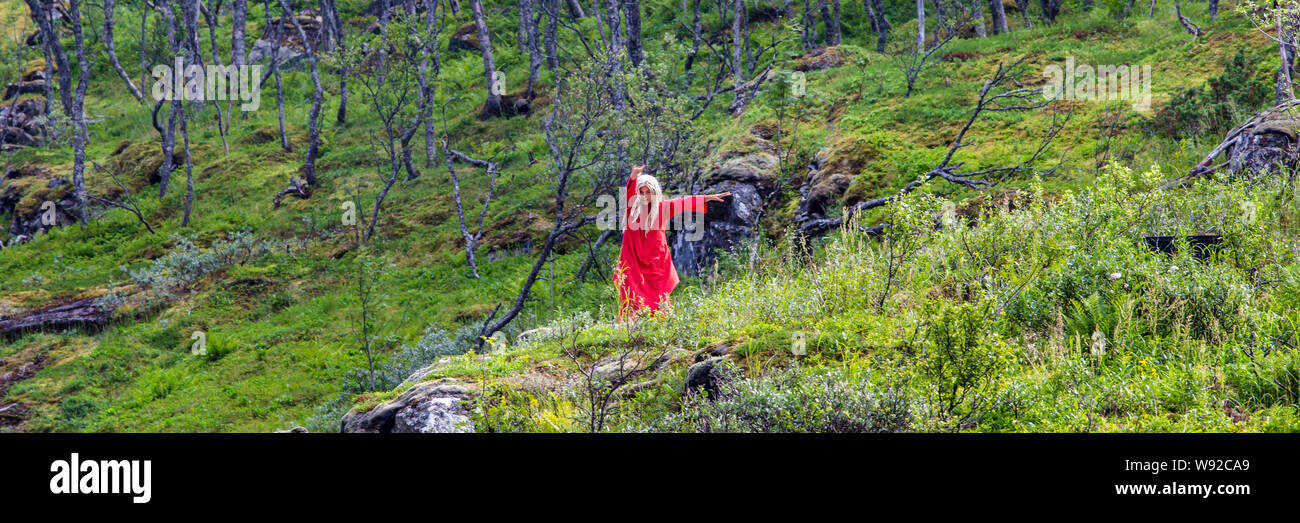 Flam, Sogn og Fordjane, Norwegen - 27. Juli 2019: huldra Tänze an Wasserfall Kjosfossen entlang Flamsbana Eisenbahn in Aurland in Westnorwegen. Stockfoto