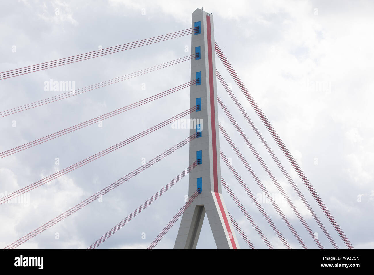 Düsseldorf, Deutschland. 12 Aug, 2019. Ansicht der Fleher Brücke. Aufgrund der Renovierung der Fleher Brücke in Düsseldorf, die Autofahrer auf der A 46 haben erhebliche Verkehrsbehinderungen zu erwarten, von Mittwoch (14.08.2019). Von 10:00 Uhr, die Straße in Richtung Neuss wird vollständig, bis 5 Uhr Montagmorgen, Parks.NRW angekündigt geschlossen werden. Ab Freitag Nacht, die gesamte Fahrbahn wird bis Montag morgen geschlossen werden. Credit: Rolf Vennenbernd/dpa/Alamy leben Nachrichten Stockfoto