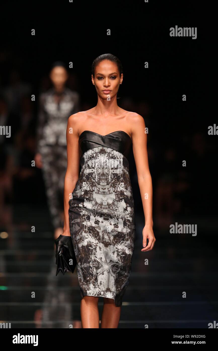 Ein Modell zeigt eine neue Schöpfung auf einer Modenschau der Hugo Boss in Shanghai, China, 30. Mai 2013. Stockfoto