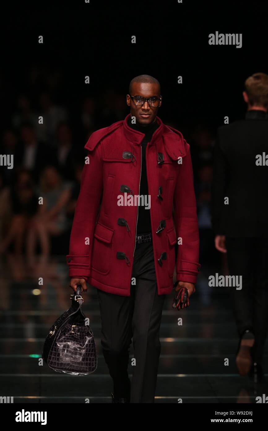 Ein Modell zeigt eine neue Schöpfung auf einer Modenschau der Hugo Boss in Shanghai, China, 30. Mai 2013. Stockfoto