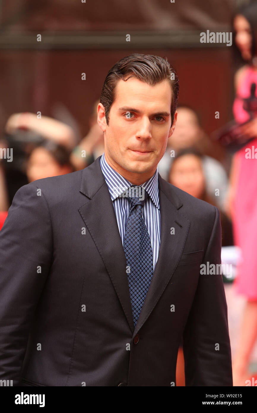 Der Britische Schauspieler Henry Cavill Wirft Wie Er Auf Einer Pressekonferenz Des Films Mann Aus Stahl Wahrend Des 16 Shanghai International Film Festival Ankommt Stockfotografie Alamy