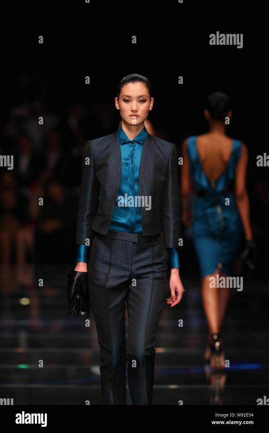 Ein Modell zeigt eine neue Schöpfung auf einer Modenschau der Hugo Boss in Shanghai, China, 30. Mai 2013. Stockfoto