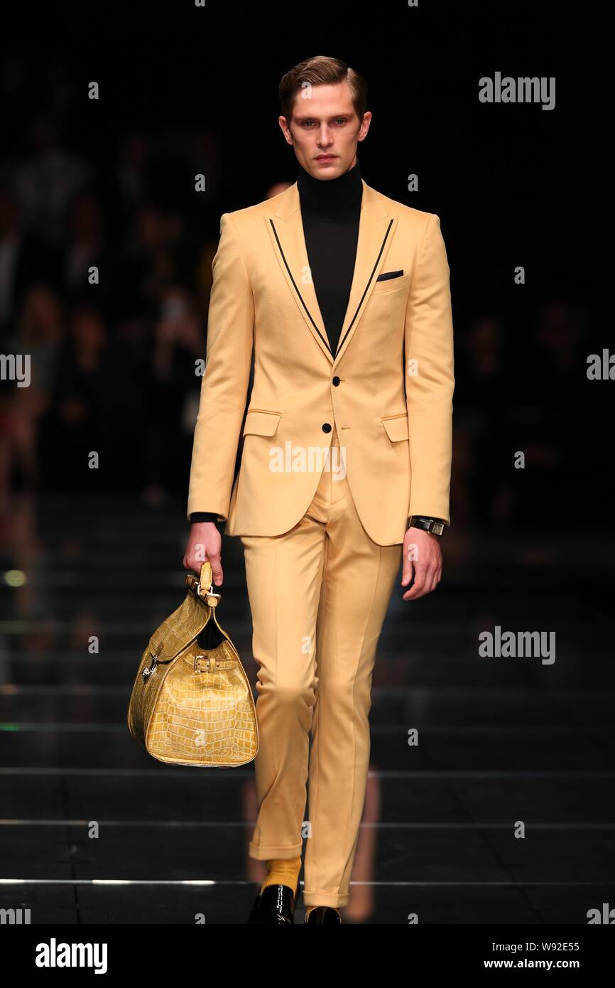 Ein Modell zeigt eine neue Schöpfung auf einer Modenschau der Hugo Boss in Shanghai, China, 30. Mai 2013. Stockfoto