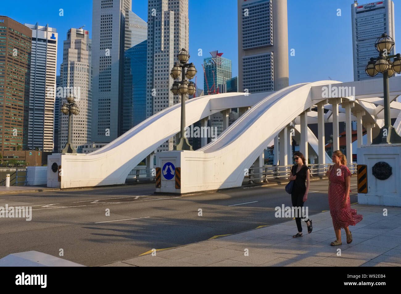 Zwei westliche Touristen in Elgin Brücke, North Bridge Road, Singapur, mit den Hochhäusern des Geschäftsviertels hoch in den Hintergrund Stockfoto