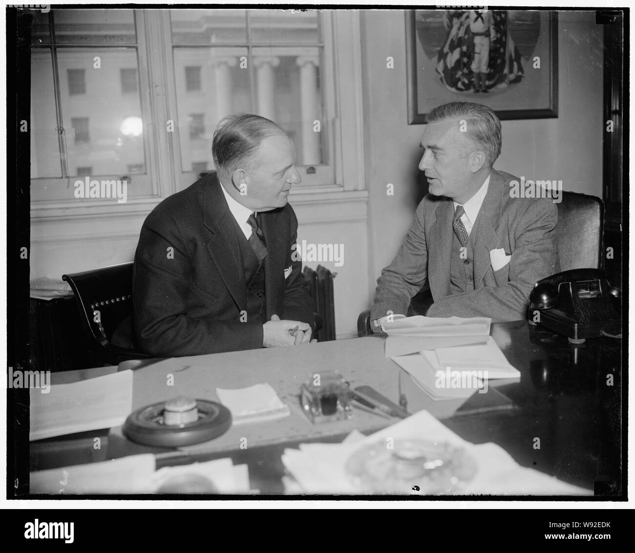 Eine Marine so stark andere Nationen nicht Krieg mit US-Risiko wird, Edison erzählt Haus Ausschuss. Washington, D.C., 24.02.26. Rep. Carl Vinson, (links), Vorsitzender des Ausschusses für Angelegenheiten der Marine, Chats mit Stellvertretender Sekretär der Marine Charles Edison, kurz bevor er (Edison), bevor der Ausschuss heute erschien eine starke Marine zu drängen. Auf Präsident Roosevelts vorgeschlagenen Milliarden Dollar Naval Expansion in Frage gestellt, Edison sagte vor dem Ausschuss, dass die künftigen Frieden in den USA auf einem Marine abhängig ist so stark, dass keine Nation wird der Krieg mit seinem Land Gefahr, 2/26/38 Stockfoto