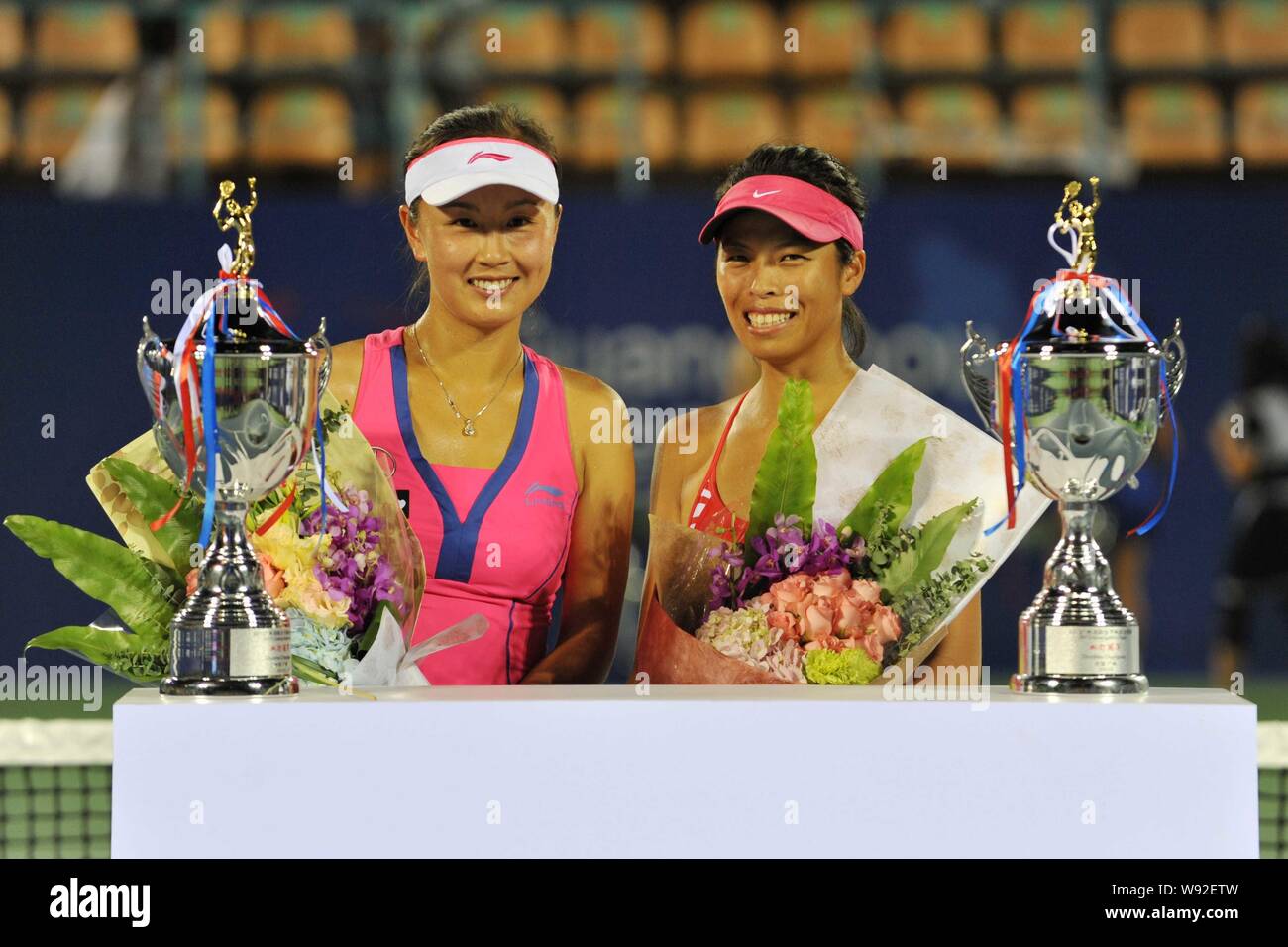 Chinesische professional tennis player Peng Shuai, Links, und Taiwanesischen professional tennis player Hsieh Su-wei posieren mit ihren Trophäen und Blumen nach Stockfoto