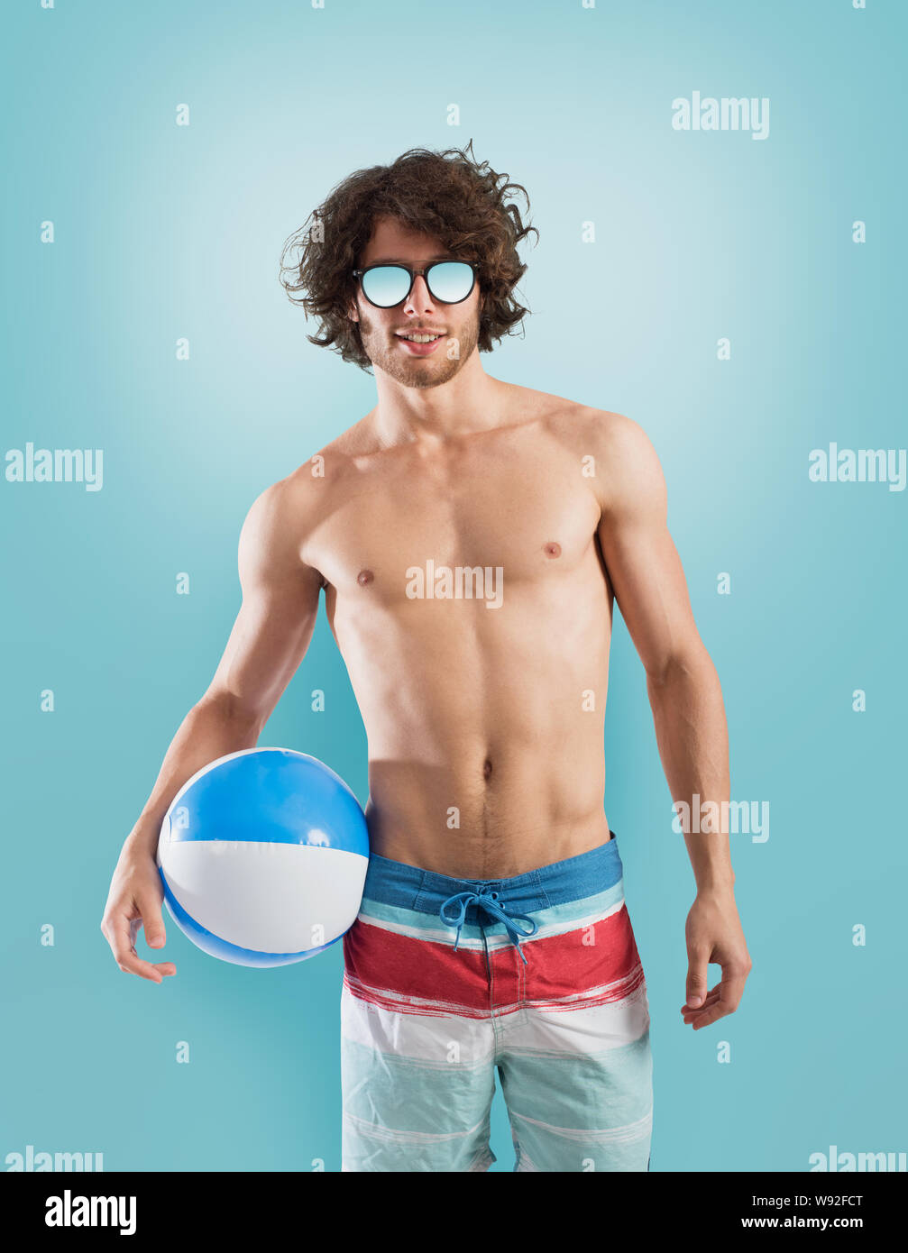 Junge mit Badeanzug auf hellblauem Hintergrund Stockfoto