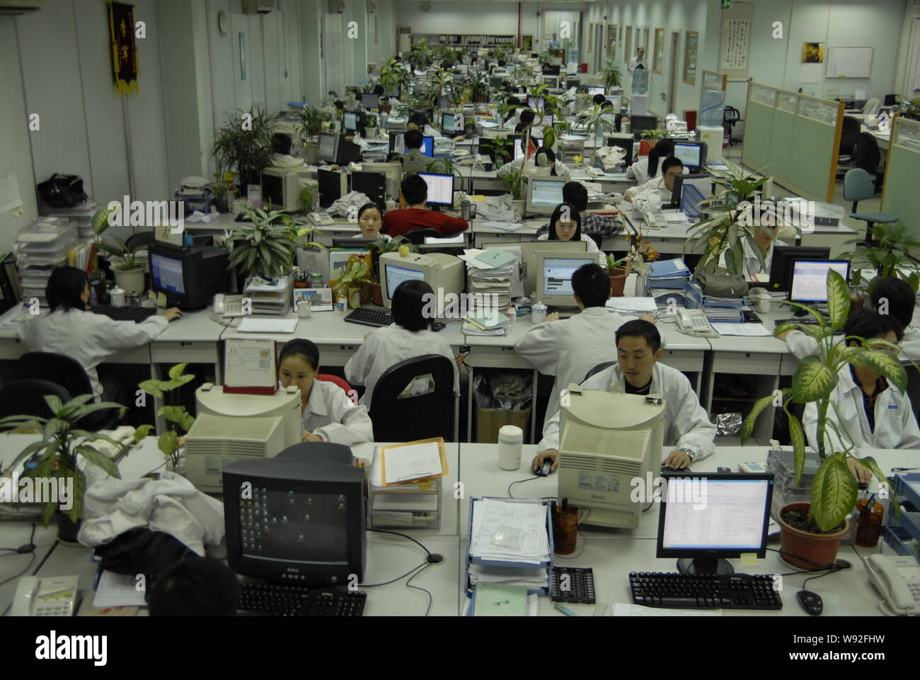 - - - - Junge chinesische Arbeiter arbeiten Desktop Computer im Büro eines elektronischen Produkte Werk in Dongguan City, South China Guangdong provinc Stockfoto