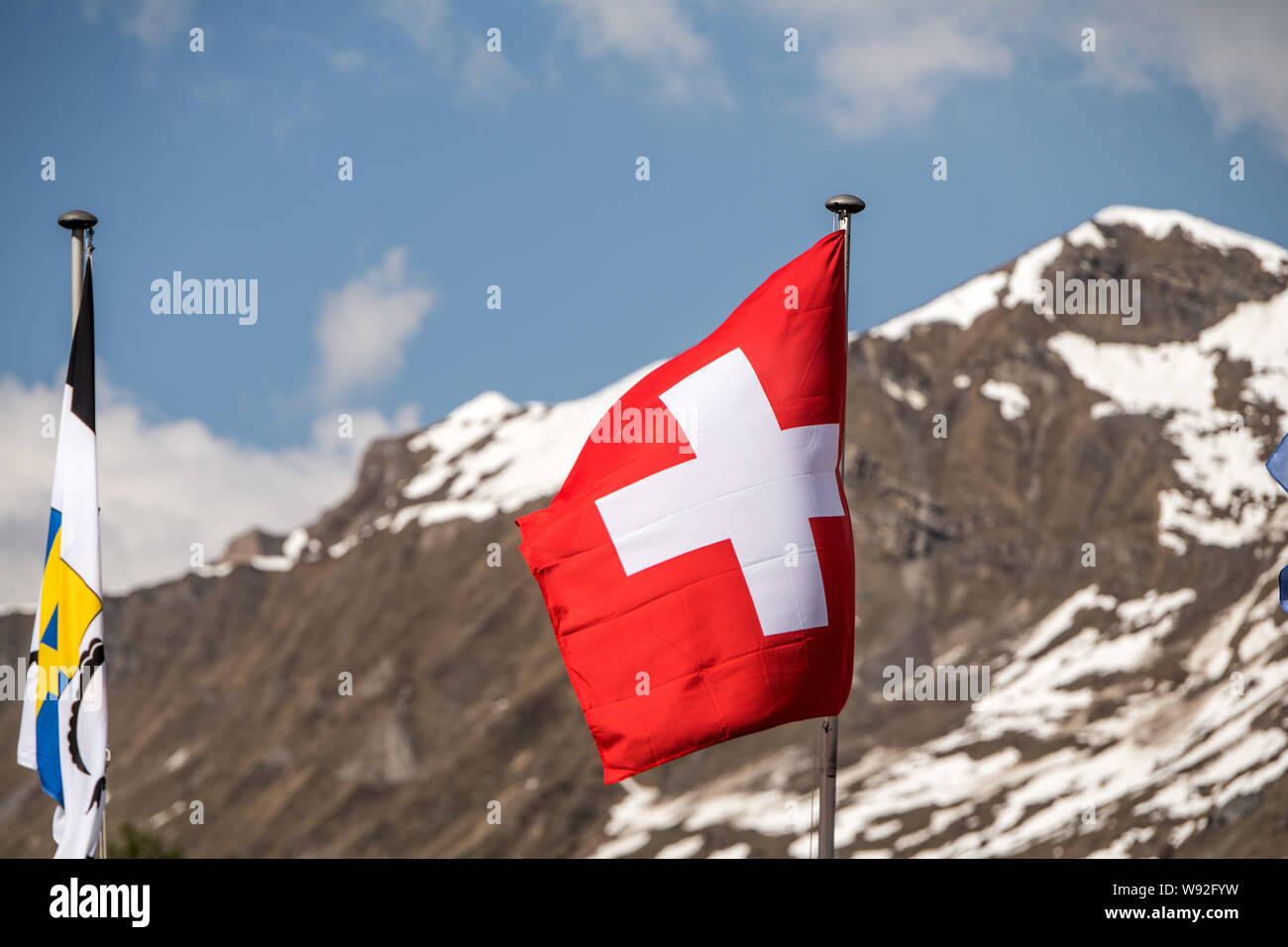 In den Schweizer Bergen mit Fahne Stockfoto