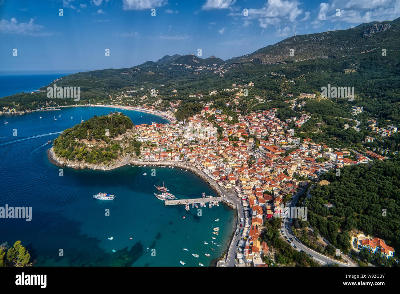 Antenne Stadtbild Blick auf die Küstenstadt Parga, Griechenland im Sommer. Kristall Wasser natürliche Landschaft und schöne architektonische Bauten ne Stockfoto