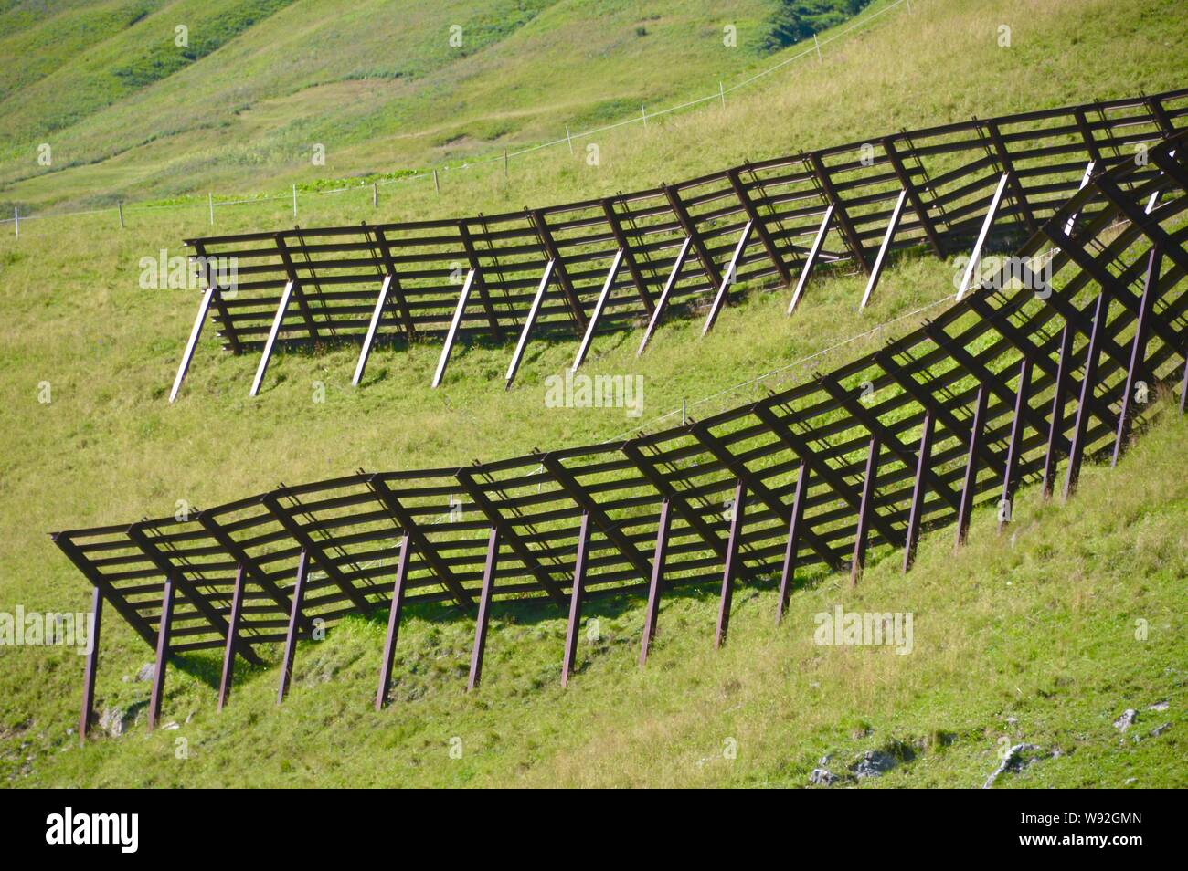 Lawinenverbauungen auf steilen Hügeln auf dem Berg in Österreich Stockfoto
