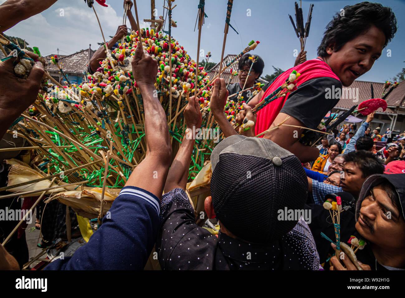 Yogyakarta, Indonesien. 12 Aug, 2019. Indonesische drängeln für die 'Gunungan', ein Modell von einem Berg aus klebrigem Reis, Süßigkeiten, verschiedene Lebensmittel, Obst und Gemüse aus Kraton Palace während Grebeg Ritual als Teil der Feiern zum Eid al-Adha, hat keine bestimmte Zeitdauer an kauman Große Moschee in Yogyakarta. Muslime auf der ganzen Welt feiern das Eid al-Adha, hat keine bestimmte Zeitdauer oder Festival der Opfer, der das Ende der jährlichen Haj Pilgrimage markiert. (Foto durch Rizqullah Hamiid Saputra/Pacific Press) Quelle: Pacific Press Agency/Alamy leben Nachrichten Stockfoto