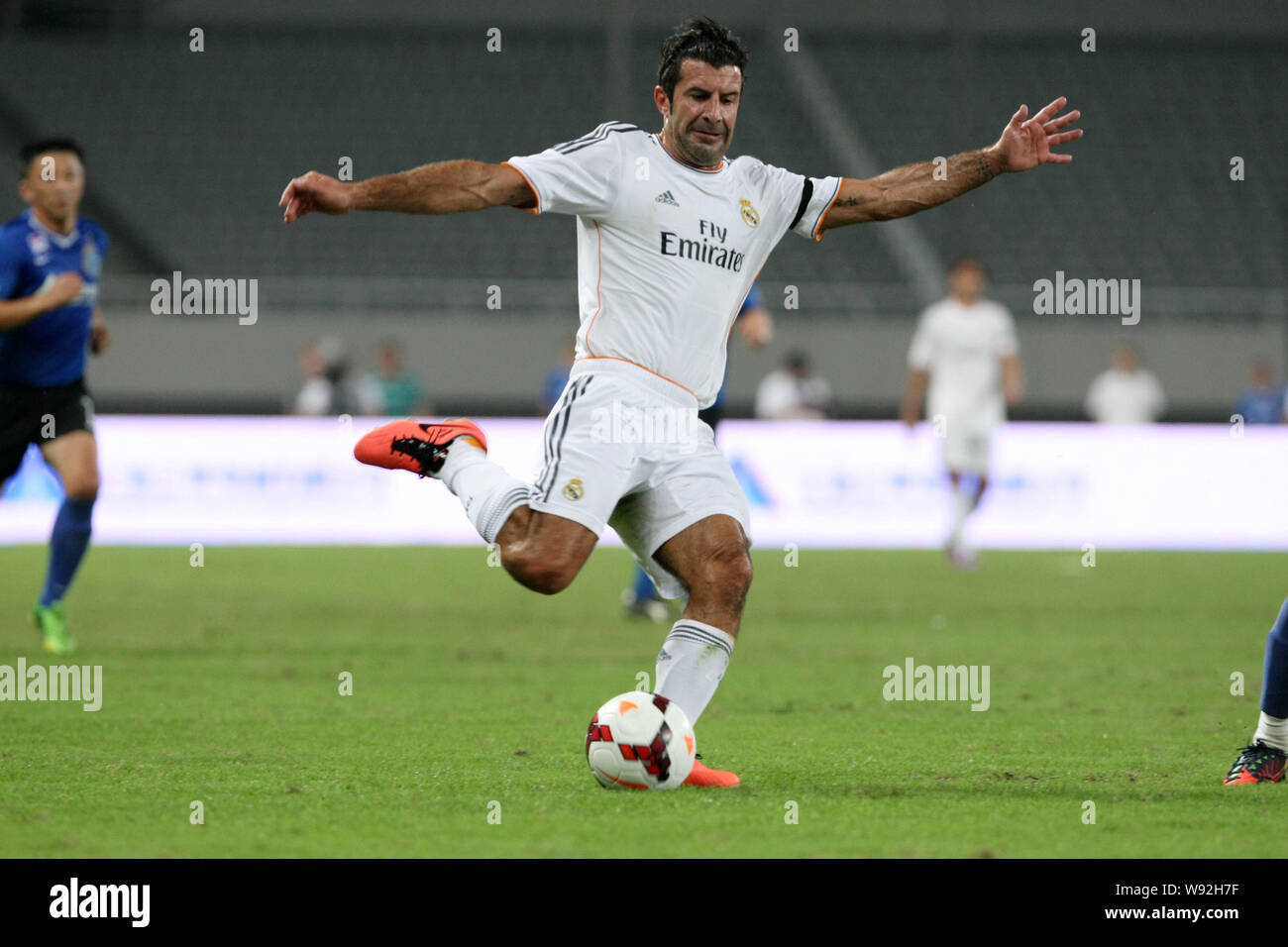 Portugiesische Fußball-Star Luis Figo von Real Madrid Leyendas dribbelt während einer Fußball-Match gegen Clevere FC Shanghai in Shanghai, China, 24. Stockfoto