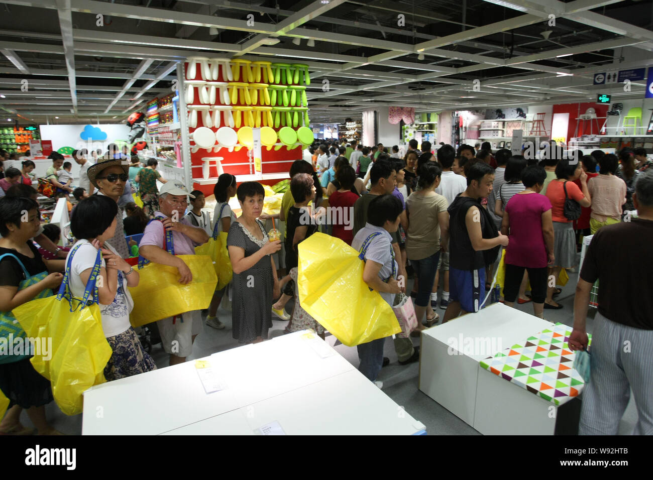 Kunden Masse das IKEA Einrichtungshaus in Baoshan District, Shanghai, China, 15. August 2013. IKEA am Donnerstag (15. August 2013) öffnete seine dritte s Stockfoto