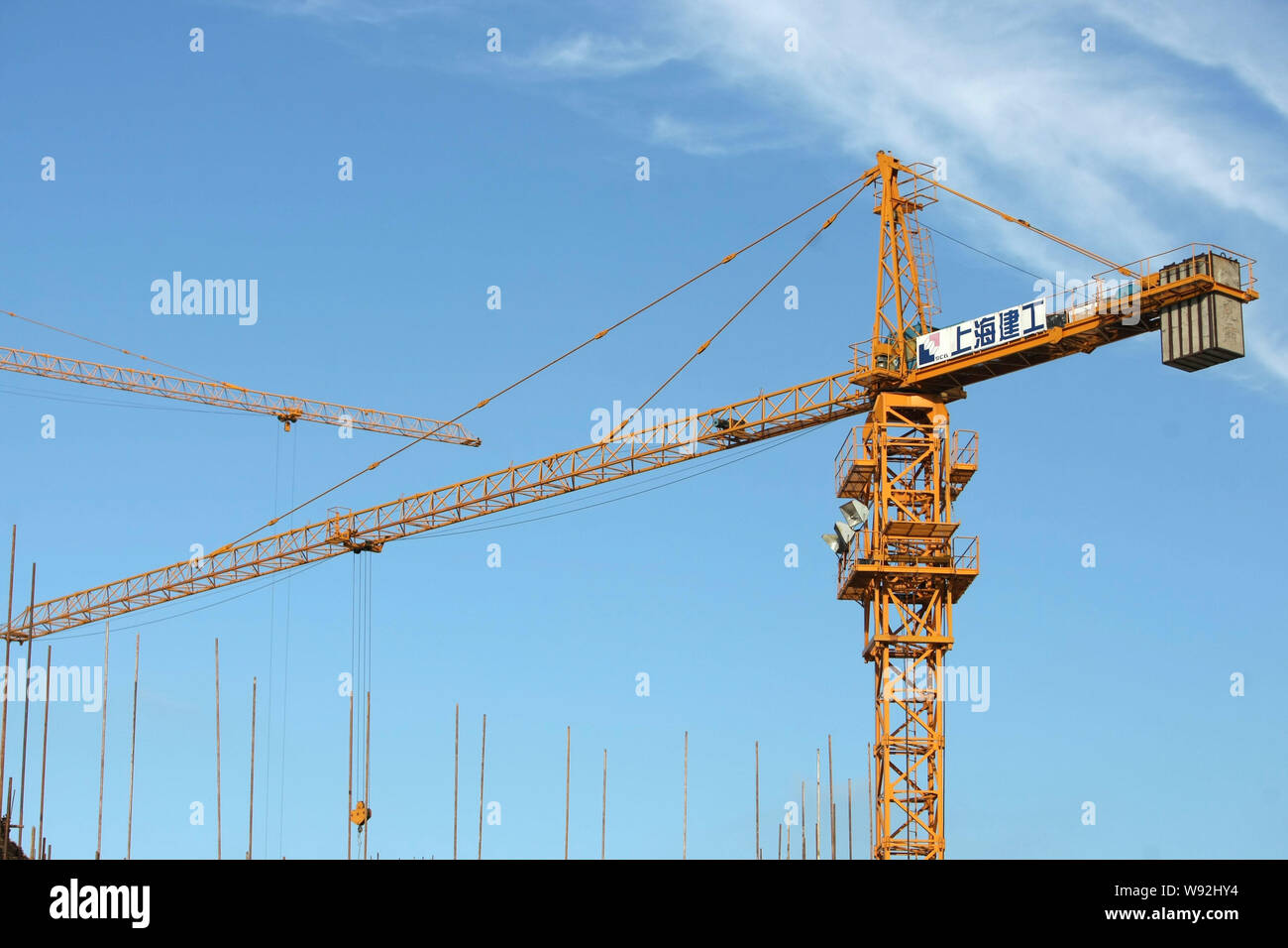 Eine Baustelle von Shanghai Construction Group ist dargestellt in Shanghai, China, 15. August 2013. Die Shanghai Bau Gruppe verschoben zu begrenzen. Stockfoto