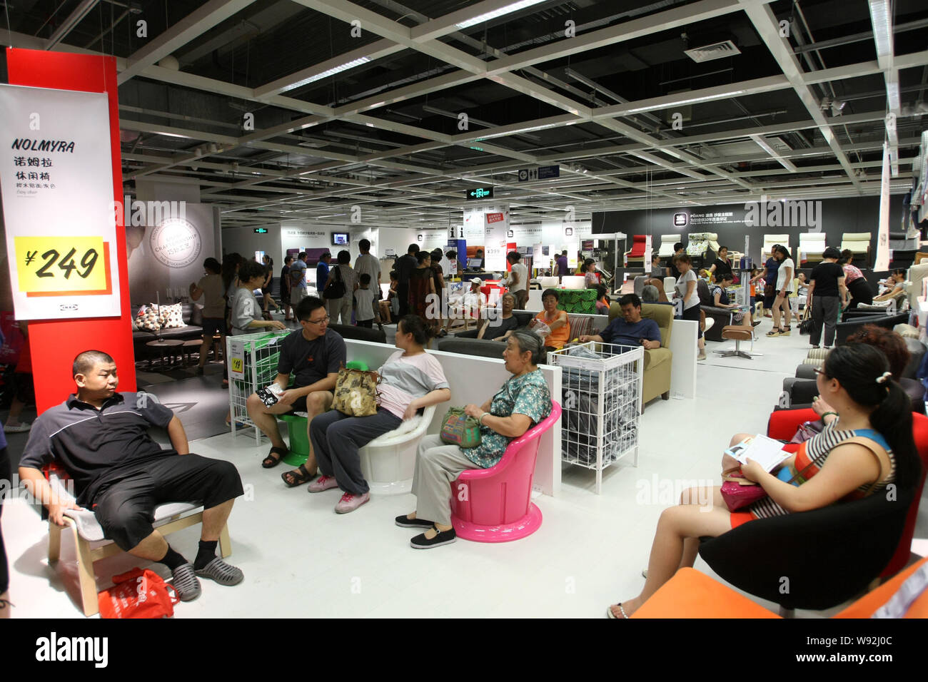 Kunden Rest im IKEA Einrichtungshaus in Baoshan District, Shanghai, China, 15. August 2013. IKEA am Donnerstag (15. August 2013) öffnete seine dritte Stockfoto