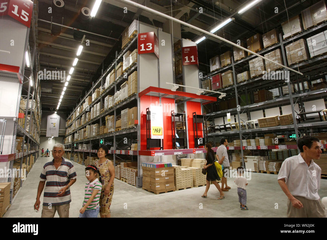 Kunden einkaufen im IKEA Einrichtungshaus in Baoshan District, Shanghai, China, 15. August 2013. IKEA am Donnerstag (15. August 2013) eröffnet, ich Stockfoto